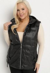 Czarna Pikowana Kamizelka z Kapturem i Ściągaczem w Talii Evelbia. Czarne kamizelki damskie Born2be, plus size, z aplikacjami, z jeansu, z kapturem. Za 179.99 zł.