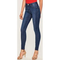 Jeansy o dopasowanym fasonie - Niebieski. Niebieskie jeansy damskie Reserved. Za 119.99 zł.