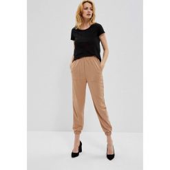 Spodnie jogger. Brązowe spodnie dresowe damskie MOODO, xs, bez wzorów, z dresówki. W wyprzedaży za 29.99 zł.