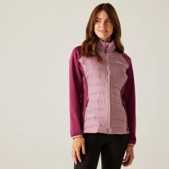 Clumber V damska kurtka hybrydowa. Fioletowe kurtki damskie Regatta, bez wzorów, z materiału, bez kaptura. W wyprzedaży za 264.55 zł.
