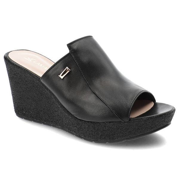 Czarne Klapki Lamanti Skórzane Buty Damskie. Czarne klapki damskie LAMANTI, z aplikacjami, ze skóry, bez obcasa, na koturnie, bez zapięcia. Za 225.00 zł.