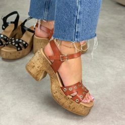 Brązowe skórzane sandały damskie na platformie Porronet 3178. Brązowe sandały damskie Porronet, bez wzorów, z jeansu, bez obcasa, na platformie, bez zapięcia. Za 349.00 zł.