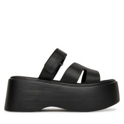 Klapki DeeZee. Czarne klapki damskie DeeZee, bez wzorów, bez obcasa, bez zapięcia. Za 83.99 zł.