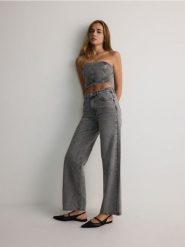 Jeansy z aplikacją na nogawkach - szary. Szare jeansy damskie Reserved. W wyprzedaży za 69.99 zł.