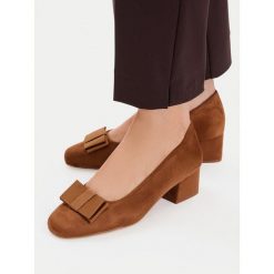Czółenka JENNY. Brązowe czółenka damskie Jenny, bez wzorów, bez obcasa, na obcasie. Za 129.99 zł.