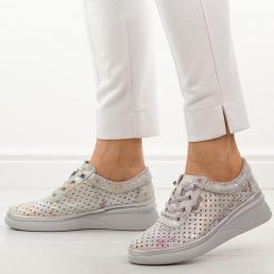 Szare mix ażurowe skórzane półbuty damskie Vinceza 79603. Szare półbuty damskie VINCEZA, na jesień, w ażurowe wzory, z jeansu, bez obcasa, na płaskiej podeszwie, bez zapięcia. Za 219.00 zł.