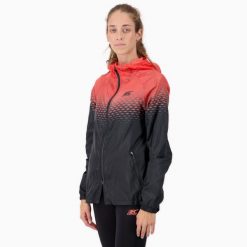 Damska lekka kurtka przeciwwiatrowa do biegania i trailu PERFORMANCE WINDBREAKER. Brązowe kurtki damskie BODYCROSS, na zimę, bez wzorów, z materiału, bez kaptura. W wyprzedaży za 489.99 zł.