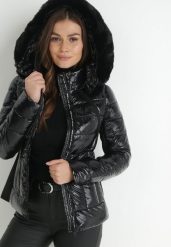 Czarna Kurtka Pikowana Lakierowana z Odpinanym Futerkiem Loveday. Czarne kurtki damskie Born2be, na zimę, l, z aplikacjami, z lakierowanej skóry, bez kaptura. Za 269.99 zł.
