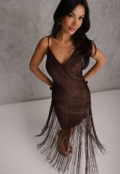 Brązowa Sukienka Koktajlowa na Ramiączkach Zdobiona Frędzlami Wilinsia. Brązowe sukienki damskie Renee, z aplikacjami, boho, bez ramiączek. Za 259.99 zł.