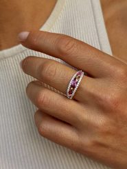 Les Petites Précieuses Pozłacany pierścionek z cyrkoniami i turmalinem rozmiar: 56. Różowe pierścionki damskie Les Petites Précieuses, z cyrkonią, pozłacane. Za 355.78 zł.