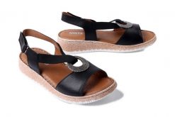 ARTIKER RELAKS 56C0898 czarny, sandały damskie. Czarne sandały damskie Artiker Relaks, z aplikacjami, bez obcasa, bez zapięcia. Za 167.93 zł.