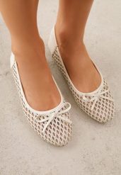 Jasnobeżowe Balerinki z Siateczkową Cholewką z Plecionką Zdobione Kokardką Harelaya. Brązowe balerinki damskie Renee, z aplikacjami, z jeansu. Za 69.99 zł.