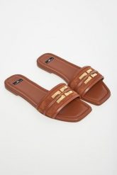 Klapki damskie skórzane ELISABETTA FRANCHI. Klapki damskie Elisabetta Franchi, bez wzorów, bez obcasa, bez zapięcia. Za 1,869.00 zł.