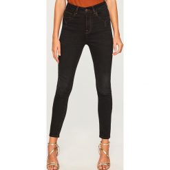 Jeansy slim fit - Czarny. Czarne jeansy damskie Reserved. W wyprzedaży za 69.99 zł.