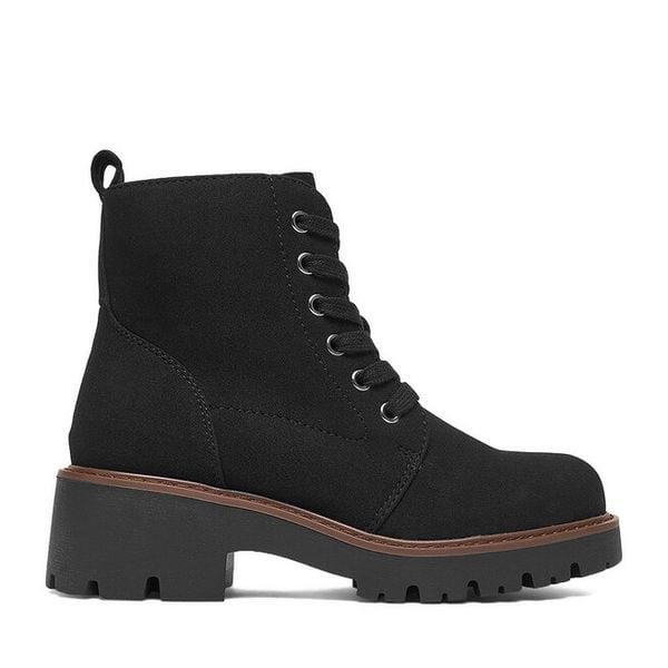 Trzewiki Clara Barson. Czarne botki damskie Clara Barson, bez obcasa, na płaskiej podeszwie, bez zapięcia. Za 169.99 zł.