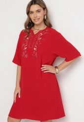 Czerwona Sukienka Pudełkowa z Guzikami i Ozdobnymi Haftami Jenivanea. Czerwone sukienki damskie Born2be, z aplikacjami, eleganckie, bez ramiączek. Za 119.99 zł.