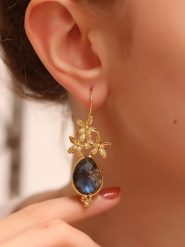 L'Atelier de Gaia Pozłacane kolczyki z labradorytem rozmiar: onesize. Szare kolczyki damskie L'Atelier de Gaia, z labradorytem, pozłacane, z zapięciem typu bigiel. Za 91.56 zł.