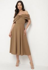 Brązowa Rozkloszowana Sukienka z Odsłoniętymi Ramionami i Drapowaniem Odilene. Brązowe sukienki damskie Born2be, bez wzorów, eleganckie, bez ramiączek. W wyprzedaży za 127.49 zł.
