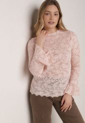 Różowa Koronkowa Bluzka z Falbanką i Rozszerzanymi Rękawami Nelaetia. Czerwone bluzki damskie Born2be, m, bez wzorów, z koronki, eleganckie, bez kołnierzyka, bez ramiączek. Za 89.99 zł.