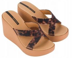 Klapki dla kobiet Ipanema HIGH FASHION SLIDE. Czarne klapki damskie Ipanema, bez wzorów, z gumy, bez obcasa, na koturnie, bez zapięcia. Za 209.99 zł.