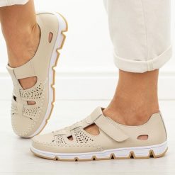 Beżowe przewiewne skórzane półbuty damskie T.Sokolski w26-86. Brązowe półbuty damskie Sokolski, na lato, bez wzorów, z jeansu, z okrągłym noskiem, bez obcasa, na płaskiej podeszwie, bez zapięcia. Za 199.00 zł.