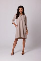 Swobodna sukienka z kołnierzykiem guzikami i kieszeniami beż. Brązowe sukienki damskie Bewear, bez wzorów, z tkaniny, biznesowe, bez ramiączek. Za 349.00 zł.