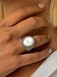 Nomad Srebrny pierścionek z masą perłową rozmiar: 60. Brązowe pierścionki damskie Nomad, z perłą, srebrne. Za 312.58 zł.