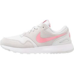 Nike Sportswear VIBENNA (GS) Tenisówki i Trampki pure platinum/coral chalk/hot punch. Szare buty sportowe dziewczęce Nike Sportswear, z gumy. W wyprzedaży za 174.30 zł.