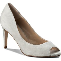 Szpilki SOLO FEMME - 38917-31-G15/000-05-00 J. Szary. Szare szpilki damskie Solo Femme, bez wzorów, z materiału, bez obcasa, na obcasie, bez zapięcia. W wyprzedaży za 199.00 zł.