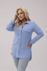 Elegancka błękitna długa zapinana koszula PLUS SIZE XXL. Niebieskie koszule damskie Nasi partnerzy, plus size, bez wzorów, z poliesteru, eleganckie, bez kołnierzyka, plus size, bez ramiączek. Za 199.90 zł.