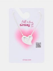 Naszyjnik z zawieszką w kształcie serca - srebrny. Szare naszyjniki damskie Sinsay, srebrne. Za 12.99 zł.