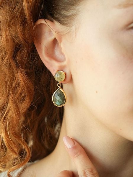 L'Atelier de Gaia Pozłacane kolczyki-wkrętki z prehnitami i labradorytami rozmiar: onesize. Czarne kolczyki damskie L'Atelier de Gaia, z labradorytem, pozłacane. Za 83.42 zł.