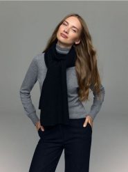 Wełniany szalik z domieszką kaszmiru - czarny. Czarne szaliki damskie Reserved, bez wzorów, z kaszmiru. Za 199.99 zł.
