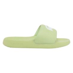 Klapki damskie Lacoste Serve Slide 1.0 na basen. Zielone klapki damskie Lacoste, bez wzorów, z materiału, bez obcasa, bez zapięcia. Za 198.00 zł.