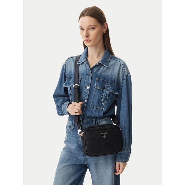 Torebka Guess. Czarne listonoszki damskie Guess, z aplikacjami, bez dodatków. Za 326.99 zł.