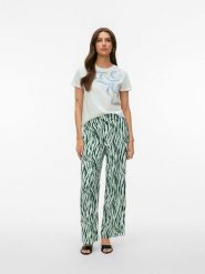Vero Moda Koszulka w kolorze białym rozmiar: S. Białe bluzki damskie Vero Moda, s, bez wzorów, z bawełny, bez kołnierzyka, bez ramiączek. Za 53.17 zł.