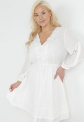 Biała Rozkloszowana Sukienka Mini z Ozdobnym Dekoltem i Gumką w Pasie Braely. Białe sukienki damskie Born2be, z aplikacjami, z gumy, eleganckie, bez ramiączek. W wyprzedaży za 84.99 zł.
