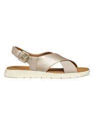 Geox Sandały w kolorze złotym rozmiar: 36. Żółte sandały damskie Geox, bez wzorów, z otwartym noskiem, bez obcasa, bez zapięcia. Za 153.34 zł.