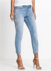Dżinsy z haftem. Niebieskie jeansy damskie bonprix. Za 137.99 zł.