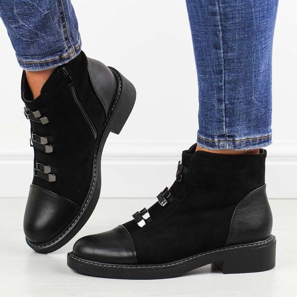 Czarne płaskie botki damskie M.Daszyński sa252-4. Czarne botki damskie M.Daszyński, na jesień, ze skóry, eleganckie, z okrągłym noskiem, bez obcasa, na obcasie, bez zapięcia. W wyprzedaży za 186.15 zł.