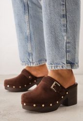 Ciemnobrązowe Klapki Chodaki na Słupku z Imitacji Drewna Zdobione Nitami i Sprzączką Salona. Brązowe klapki damskie Born2be, z aplikacjami, bez obcasa, na obcasie, bez zapięcia. Za 109.99 zł.