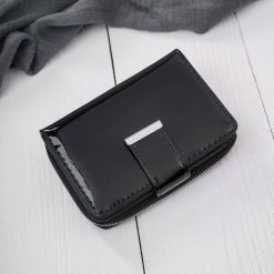 Portfel damski skórzany lakierowany mały czarny z RFID SP-26-BL. Czarne portfele damskie bez wzorów, z lakierowanej skóry. Za 99.00 zł.