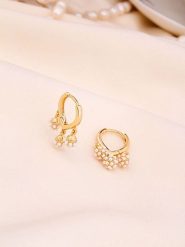 L'Atelier de Gaia Pozłacane kolczyki-kreole z perłami rozmiar: onesize. Żółte kolczyki damskie L'Atelier de Gaia, z perłą, pozłacane. Za 91.56 zł.