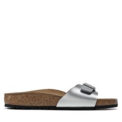 Klapki Birkenstock. Szare klapki damskie Birkenstock, bez wzorów, bez obcasa, bez zapięcia. Za 259.99 zł.