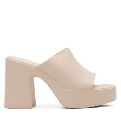 Klapki DeeZee. Brązowe klapki damskie DeeZee, bez wzorów, bez obcasa, bez zapięcia. Za 149.99 zł.