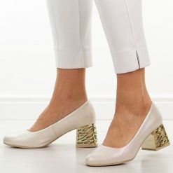 Złote mar. Polskie czółenka damskie Suzana 594. Żółte czółenka damskie Suzana, bez wzorów, ze skóry, z okrągłym noskiem, bez obcasa, na obcasie. W wyprzedaży za 219.12 zł.