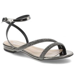Czarne Sandały Bayla Eleganckie Płaskie Buty. Czarne sandały damskie Bayla, z aplikacjami, ze skóry ekologicznej, bez obcasa, na płaskiej podeszwie, bez zapięcia. Za 299.00 zł.