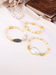 Pierres de Jade Pozłacane bransoletki (3 szt.) z perłami i kamieniami szlachetnymi rozmiar: onesize. Białe bransoletki damskie Pierres de Jade, pozłacane. Za 117.73 zł.