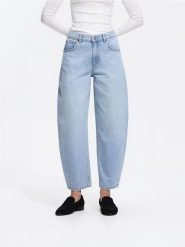 Jeansy barrel z krótszą nogawką - niebieski. Niebieskie jeansy damskie Reserved. Za 129.99 zł.