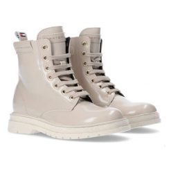 Buty Tommy Hilfiger Lace Up Bootie W T4A5-33030-1453500-500 beżowy. Brązowe botki damskie na jesień, ze skóry, za kostkę, bez obcasa, bez zapięcia. Za 892.07 zł.